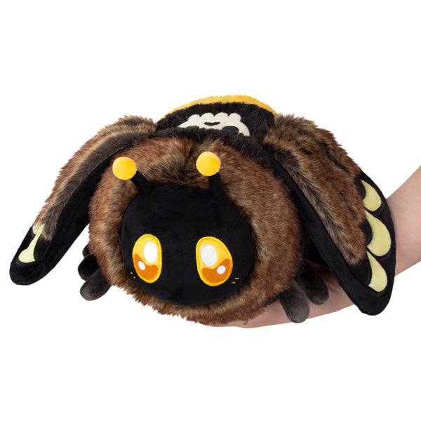 Flauschiger Totenkopfschwärmer als Kuscheltier