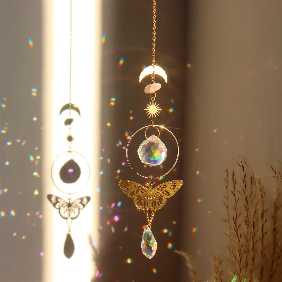 Goldfarbener Sonnenfänger mit Glas Prismen – verschiedene Motive