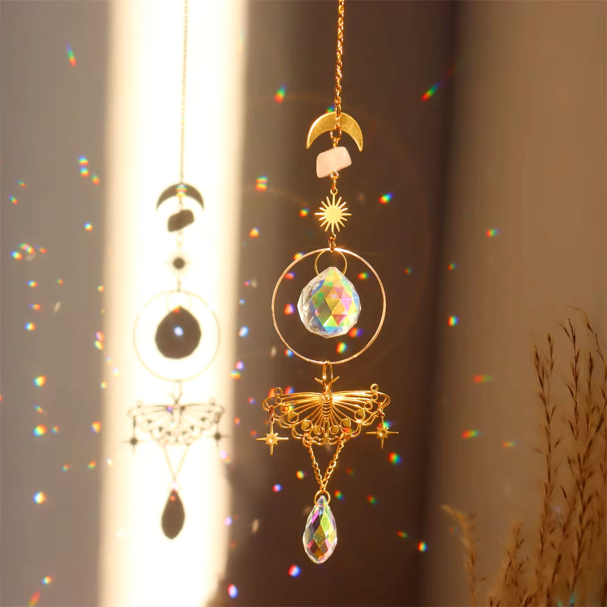 Goldfarbener Sonnenfänger mit Glas Prismen – verschiedene Motive