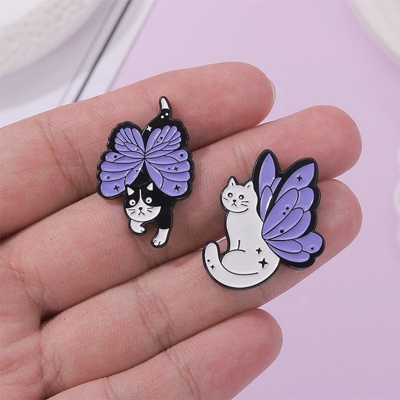 Emaille Pin mit magischer Katze