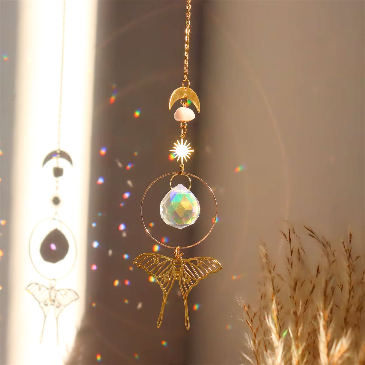 Goldfarbener Sonnenfänger mit Glas Prismen – verschiedene Motive