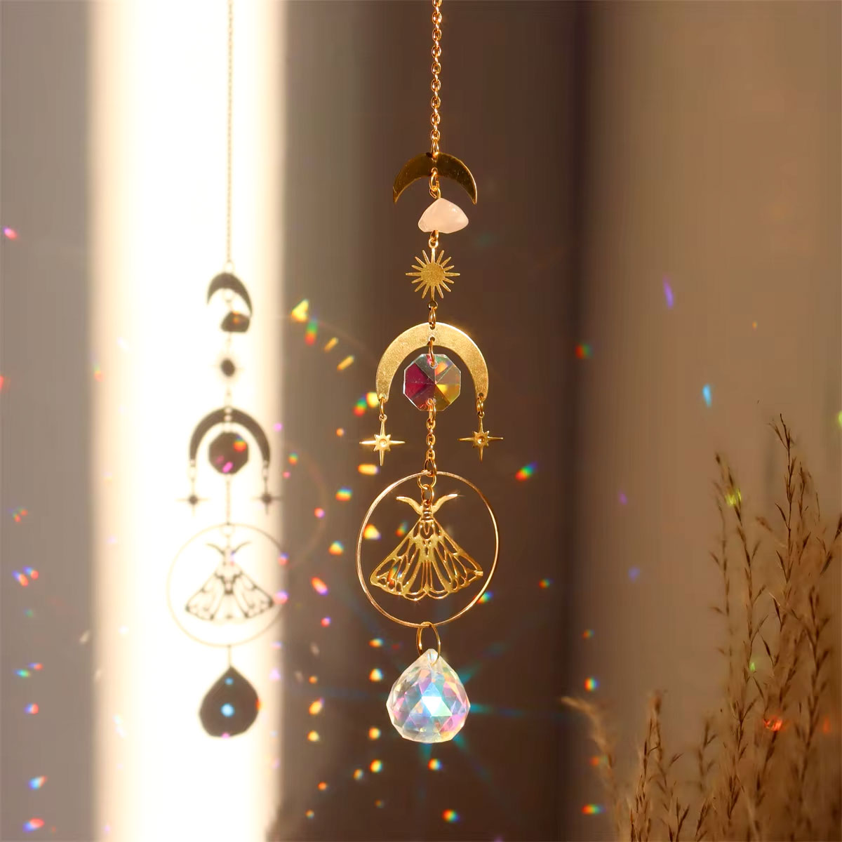 Goldfarbener Sonnenfänger mit Glas Prismen – verschiedene Motive