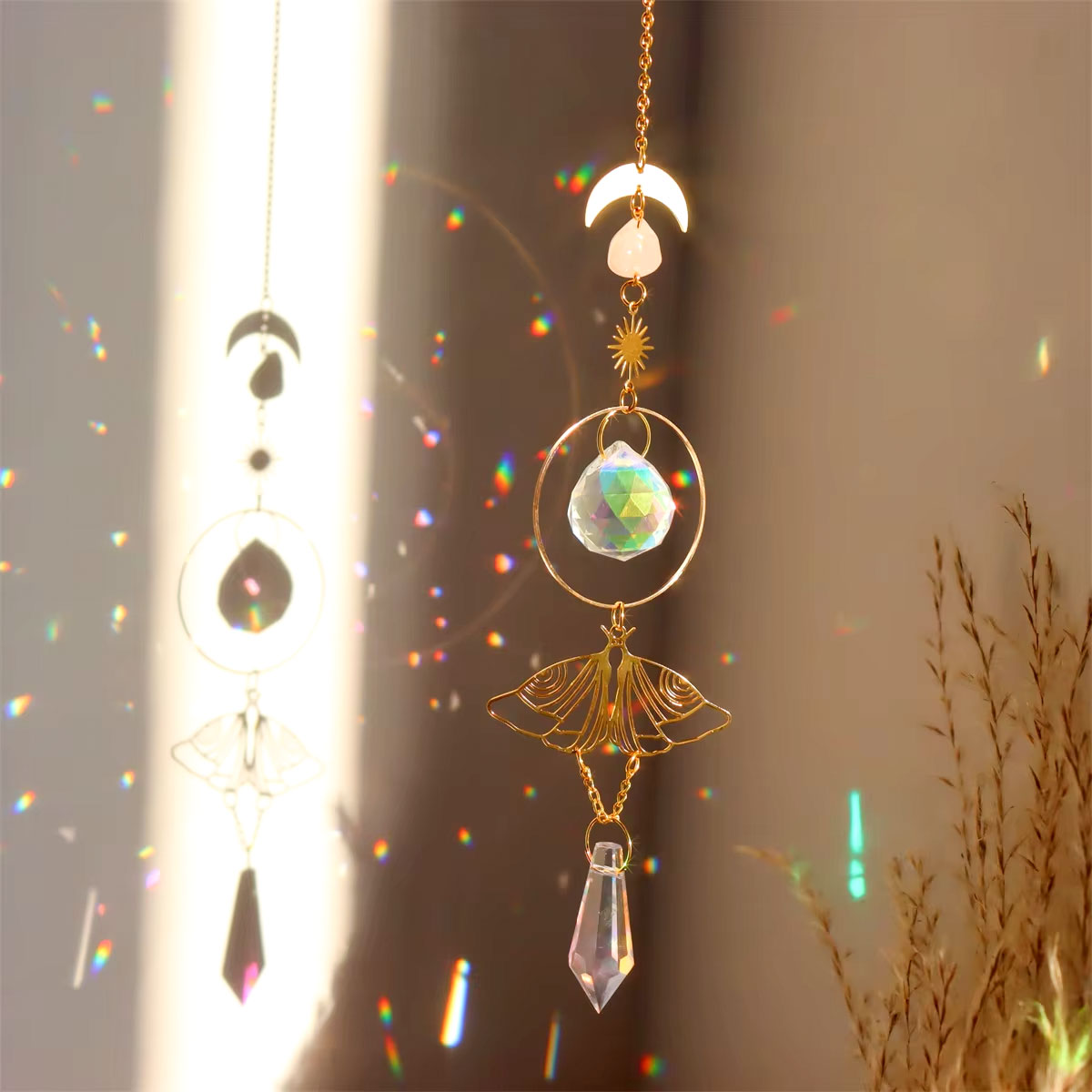 Goldfarbener Sonnenfänger mit Glas Prismen – verschiedene Motive