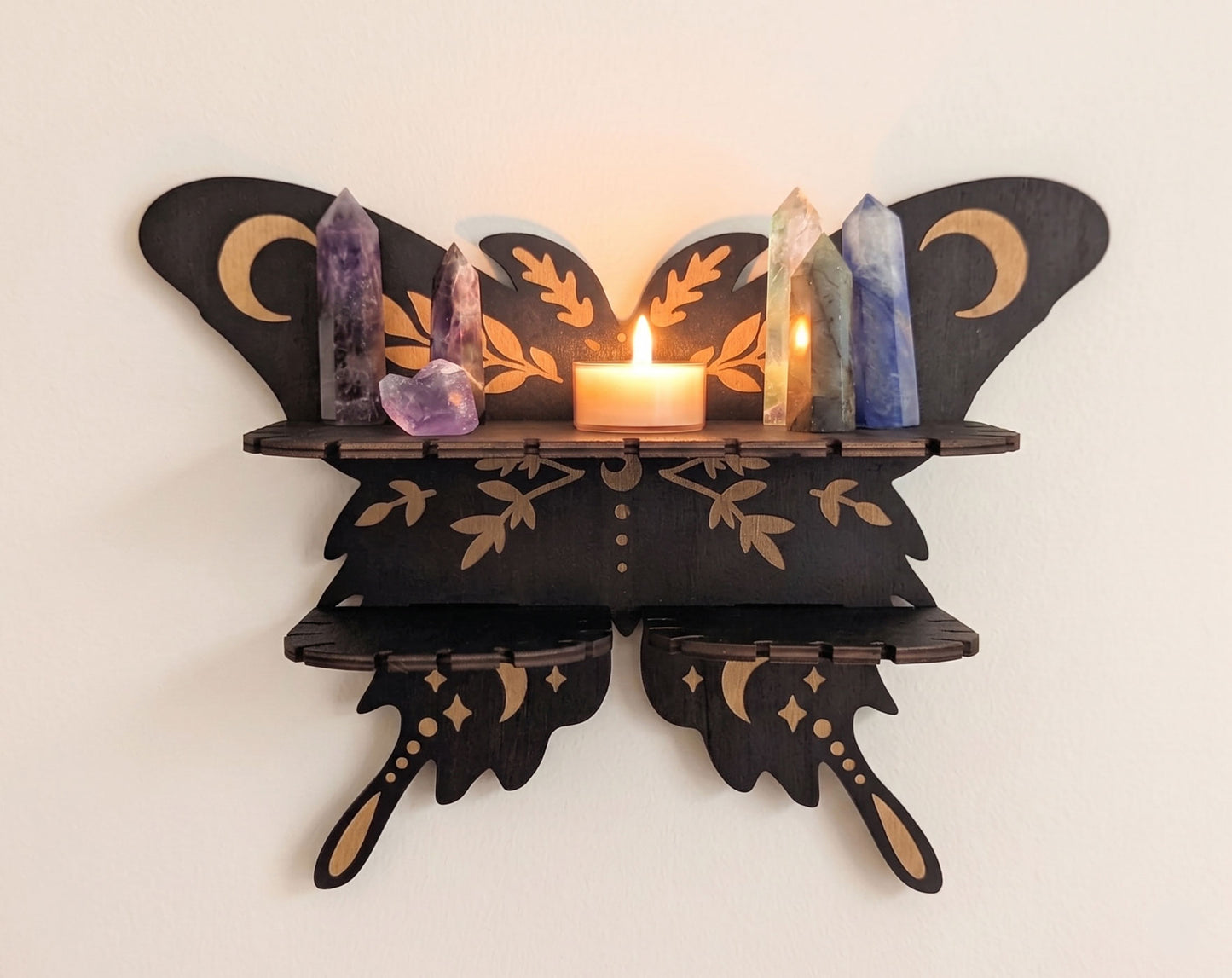 Schwarzes Schmetterling Wandregal mit goldenen Mondmotiven, Kristallen und Kerze
