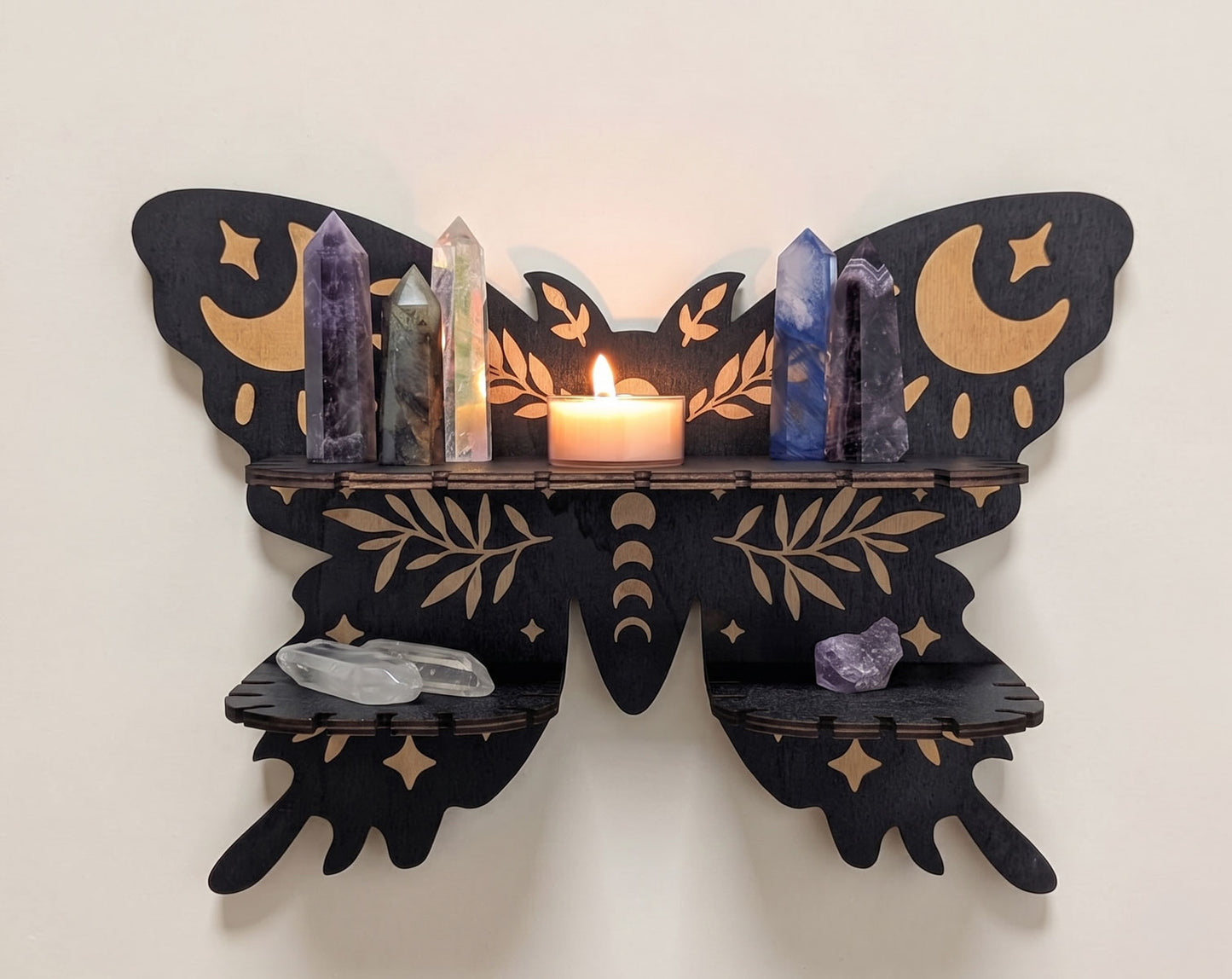 Schwarzes Schmetterling Wandregal mit goldenen Mondmotiven, Kristallen und Kerze