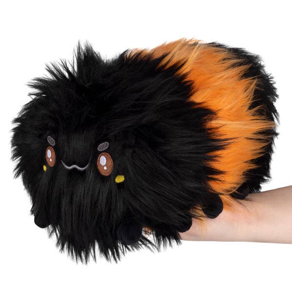 Schwarz-orange Wollraupe als Plüschtier