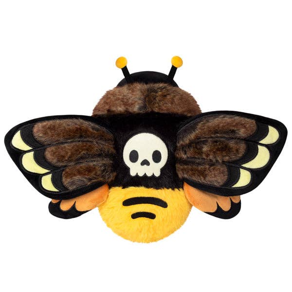 Flauschiger Totenkopfschwärmer als Kuscheltier