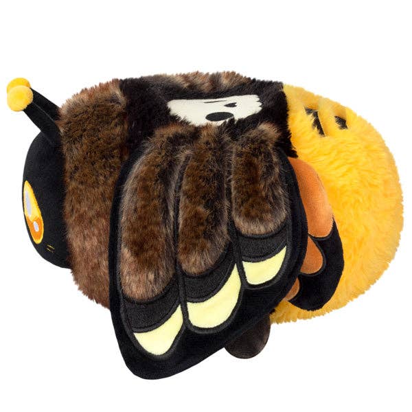 Flauschiger Totenkopfschwärmer als Kuscheltier