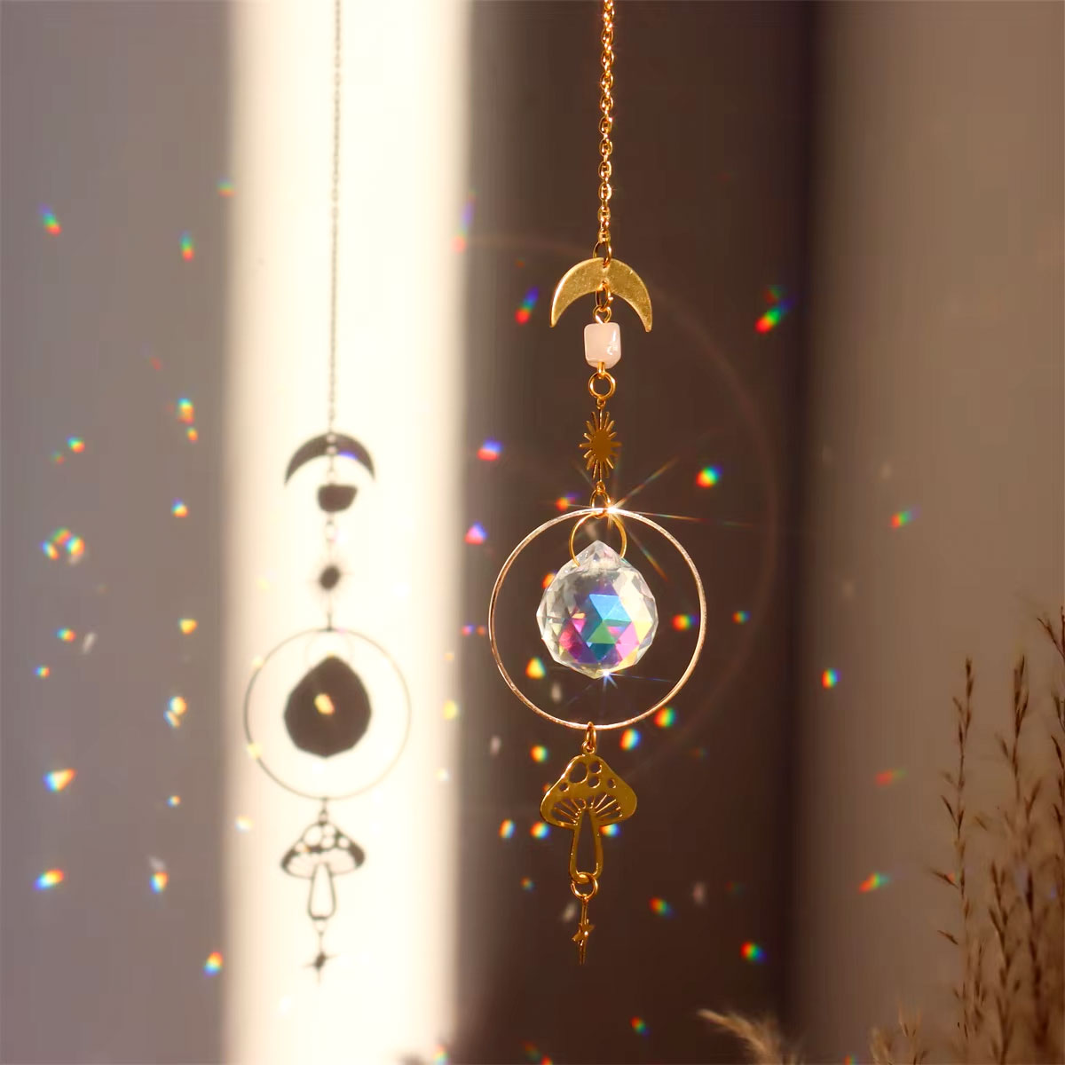 Goldfarbener Sonnenfänger mit Glas Prismen – verschiedene Motive