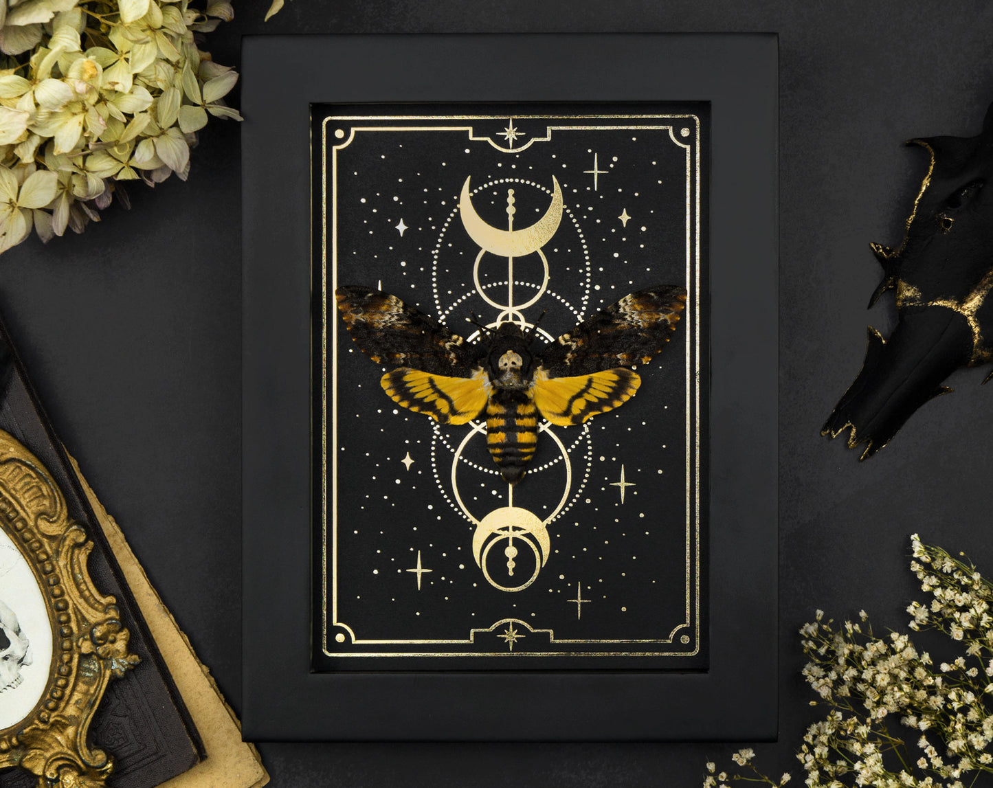 Totenkopfmotte im schwarzen Rahmen mit Mond und Sterne Goldprint